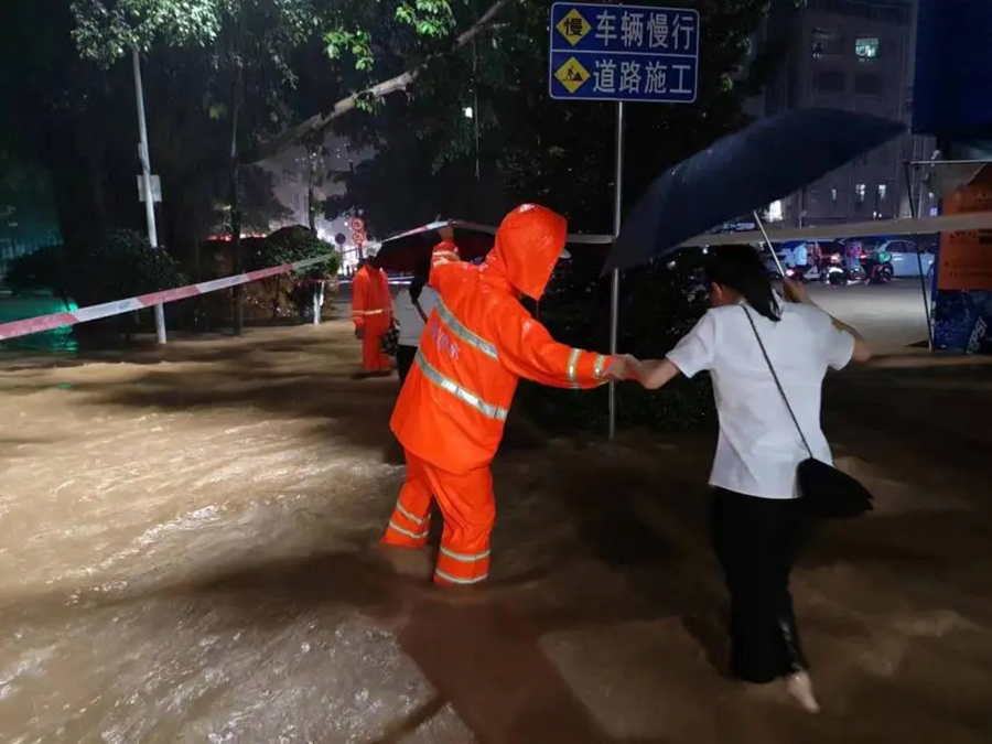 暴雨中引導被困人員到安全地點